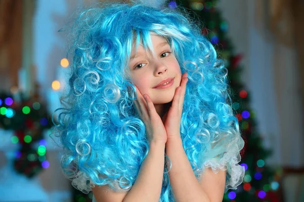 クリスマスの衣装でかなり魅力的な美しい芸術的な金髪の赤ちゃん女の子 青いかつらで美しいブロンドの女の子の肖像画 — ストック写真