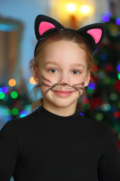 クリスマスの衣装でかなり魅力的な美しい芸術的な金髪の赤ちゃん女の子 猫のカーニバル衣装で美しい金髪の子供女の子 — ストック写真