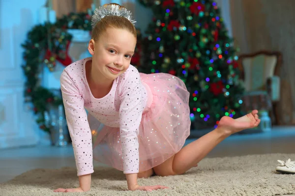 クリスマスの衣装でかなり魅力的な美しい芸術的な金髪の赤ちゃん女の子 新年のピンクのスーツ雪で美しい金髪の子供女の子 — ストック写真