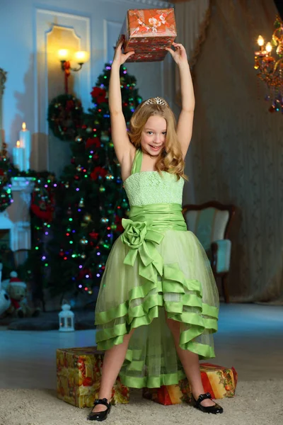 新年のツリーの背景のギフト ボックスでお祝い緑のドレスで美しいブロンドの子女の子を魅力的な美しい — ストック写真
