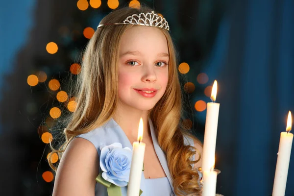 大晦日の妖精姫衣装に美しい金髪の子女の子 新年のツリーの背景に素敵な子 — ストック写真