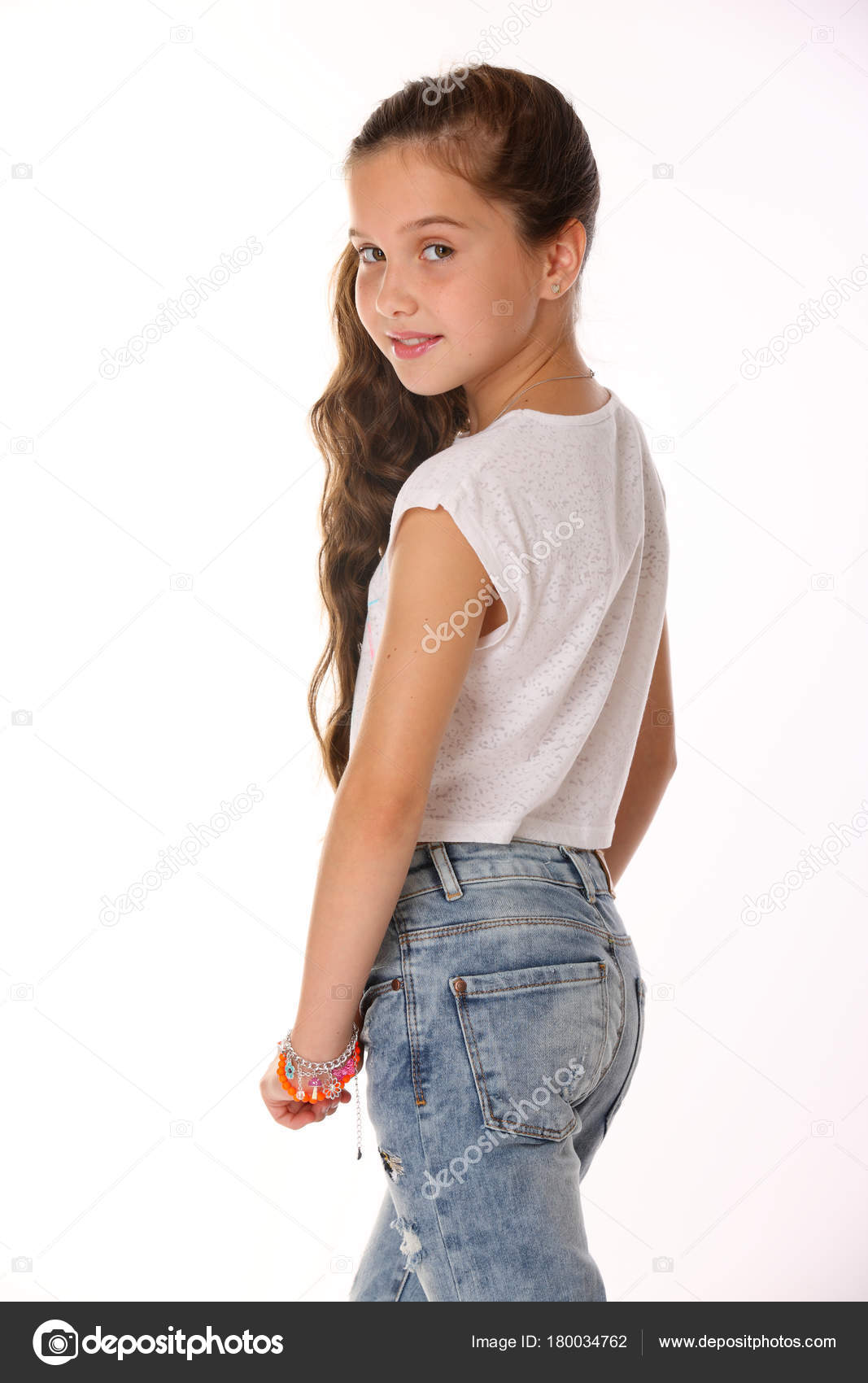 charme gekruld Schilderen Portrait Pretty Beautiful Brunette Young Teen Girl Blue Jeans Adorable  Stock Photo by ©AntonioClemens 180034762