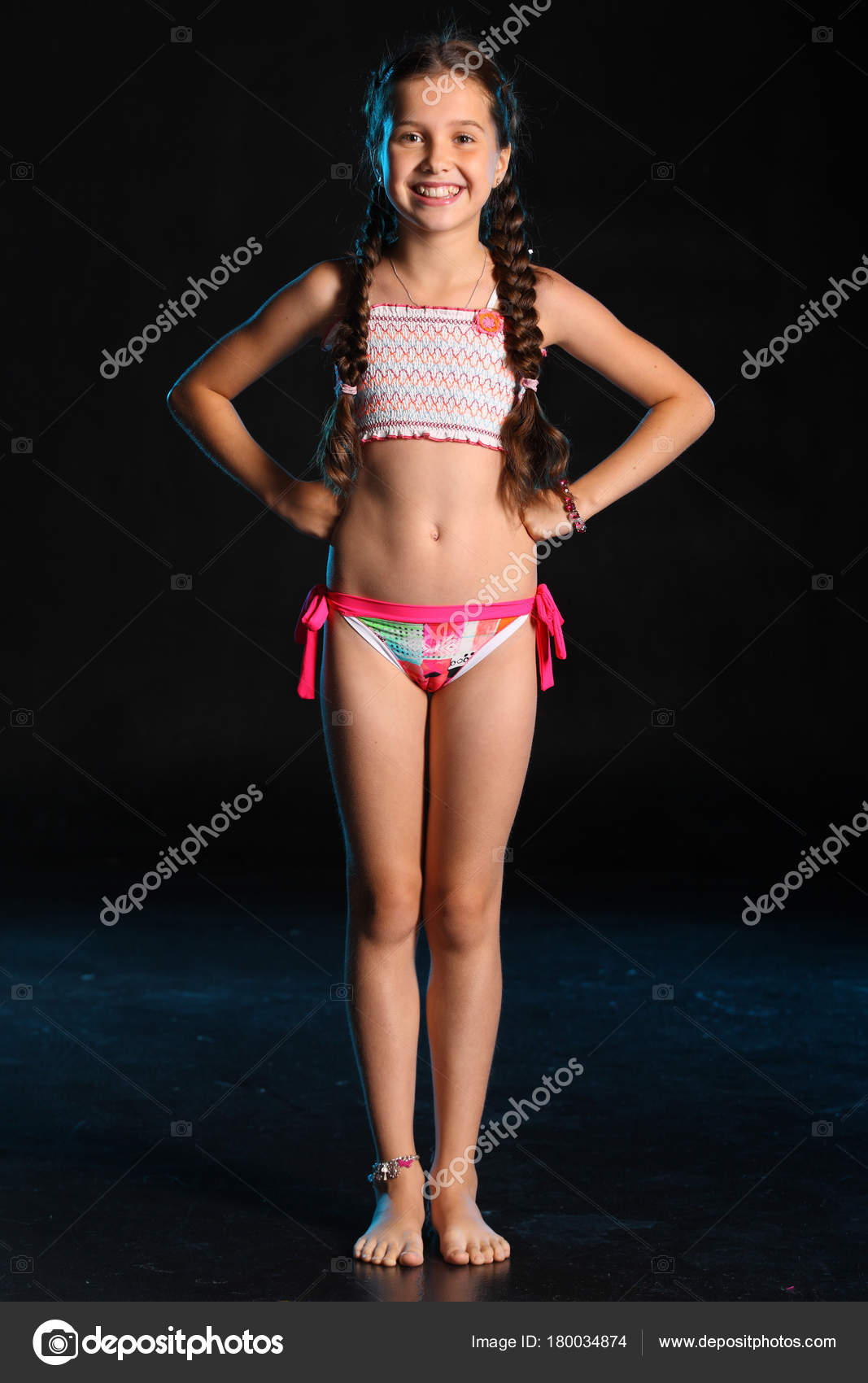 superávit doblado motivo Adolescente bikini fotos de stock, imágenes de Adolescente bikini sin  royalties | Depositphotos