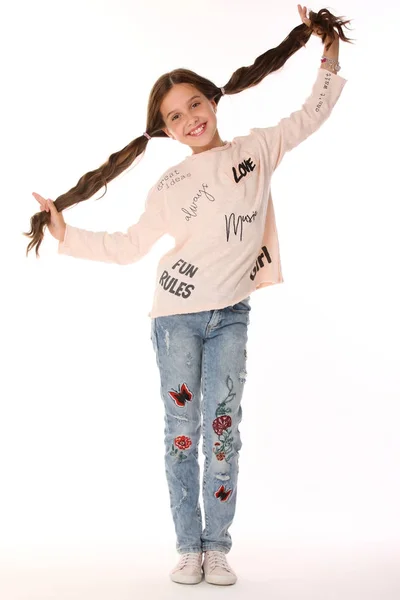 非常に美しい幸せなブルネット若い十代女の子ブルー ジーンズで 愛らしいスレンダー笑顔プレティーン立っているスポーツ シューズに 子供の夏ファッションのイメージ — ストック写真