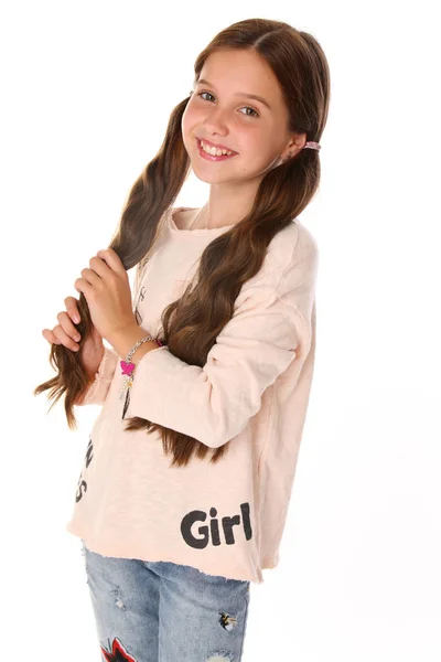 ブルー ジーンズに美しい幸せなブルネット若い十代女の子の肖像画 愛らしいスレンダー笑顔プレティーンが子供の夏ファッションのイメージ — ストック写真
