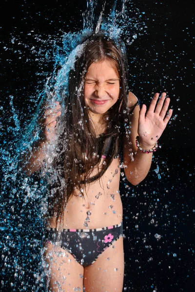 概念照片 水流落在一个温柔的小女孩在比基尼泳装 年轻女孩在下落的水小河 — 图库照片