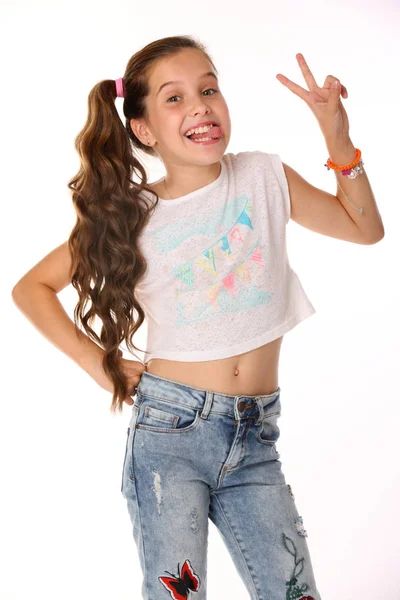Retrato Adolescente Alegre Delgada Feliz Niña Posa Elegantemente Hace Caras —  Fotos de Stock