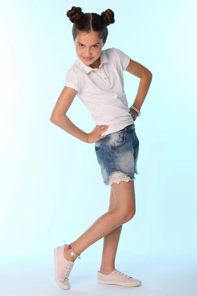 快乐苗条开朗的少女在全面成长 这孩子优雅地摆姿势 玩得很开心 年轻的时尚牛仔短裤与裸露的腿 — 图库照片