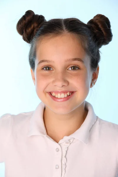 Close Retrato Uma Bela Alegre Menina Adolescente Feliz Sorrindo Morena — Fotografia de Stock