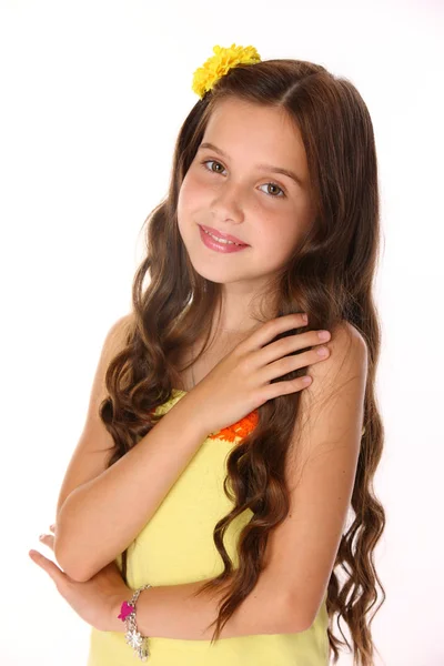 Retrato Uma Bela Encantadora Menina Adolescente Feliz Top Amarelo Flor — Fotografia de Stock