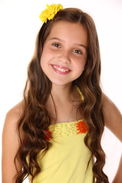 Портрет Красивої Чарівної Щасливої Молодої Дівчини Підлітка Жовтому Верху Квітковому — стокове фото