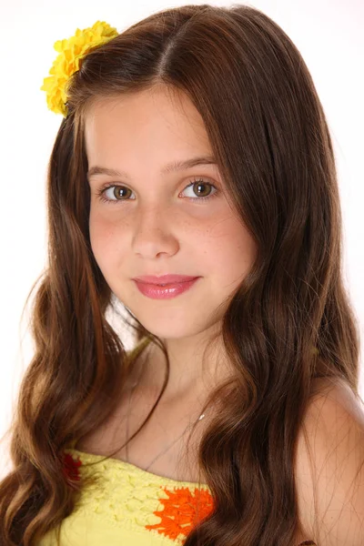 特写肖像的美丽迷人的年轻女孩在黄色的顶部和花针 可爱的黑发孩子与别致的长发开玩笑地看和微笑 — 图库照片
