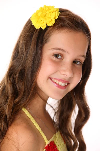 特写肖像的美丽迷人的年轻女孩在黄色的顶部和花针 可爱的黑发孩子与别致的长发开玩笑地看和微笑 — 图库照片