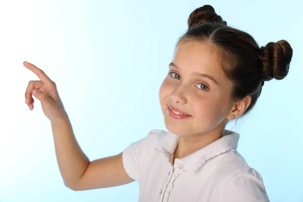 학생의 클로즈업 초상화 그리고 그녀의 손가락으로 포인트 헤어스타일으로 블라우스에 — 스톡 사진