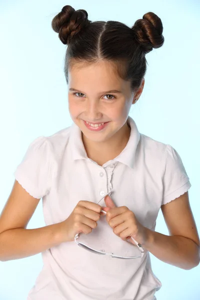 一个迷人漂亮的年轻少女的肖像 美丽的黑发孩子微笑和快乐 小女孩12岁在白色上衣与发型 — 图库照片