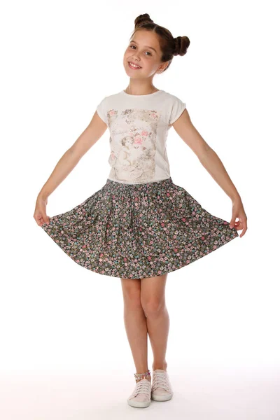 Ένα Κοριτσάκι Χρονών Που Ποζάρει Ρούχα Καλοκαίρι Γοητευτικό Αρκετά Λεπτή — Φωτογραφία Αρχείου