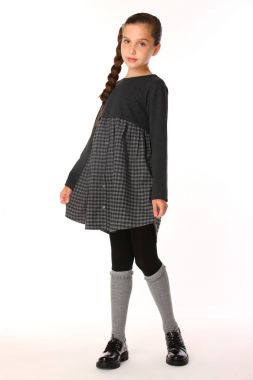 Oldukça ince genç kız öğrenci üniformalı tam büyüme duruyor. İş giysilerle poz güzel çekici küçük kız. Sakin ve dikkatli şirin çocuk.