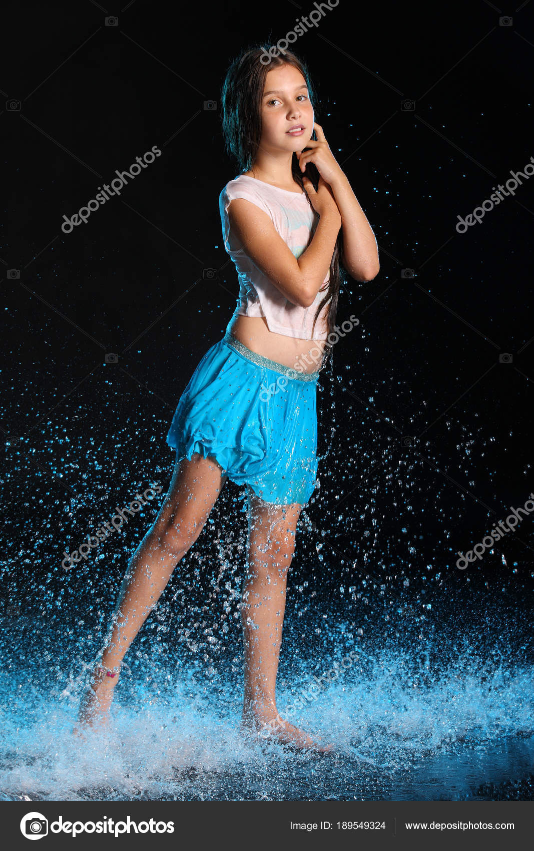 Мокрая девочка подросток. Мокрые майки на девушках. Мокрые майки на девушках. В мокром платье под дождем. Девушки купаются в фонтане.