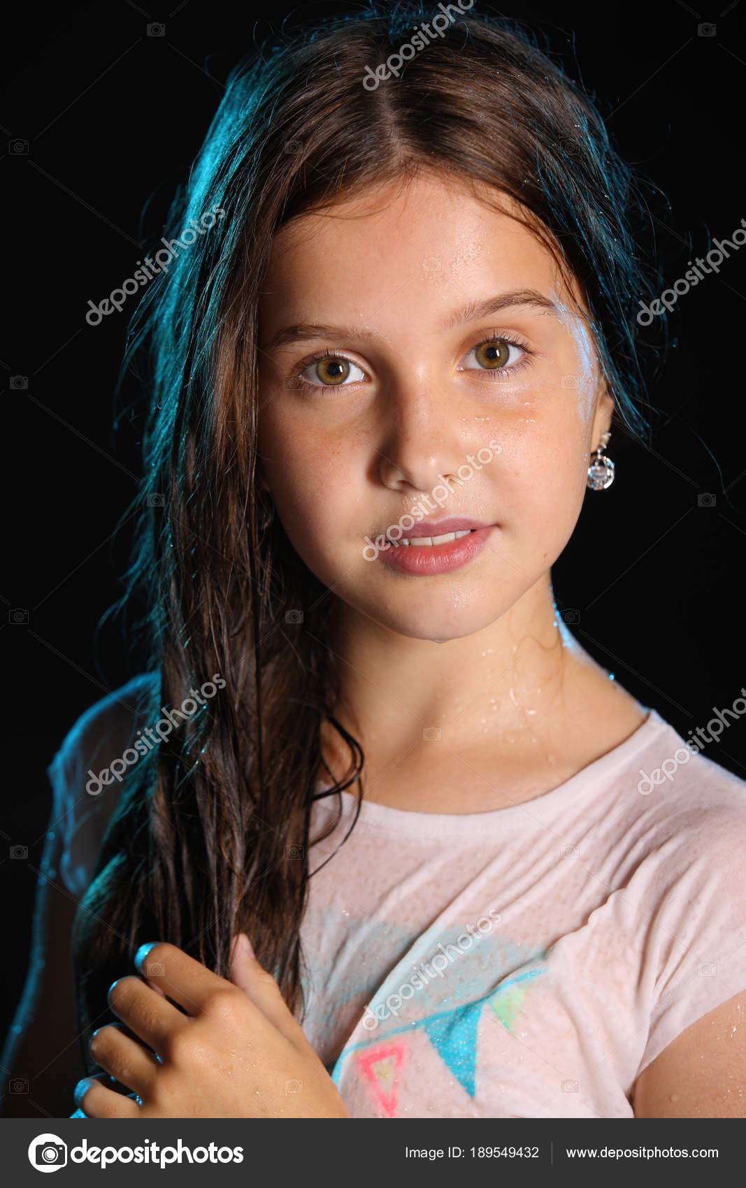 Menina bonita de 5 anos com cabelos escuros em um maiô azul de
