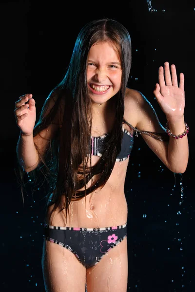 冰冷的水和孩子的健康 小女孩与苗条的身体在黑色 穿着湿深色比基尼裸腹的漂亮小孩 迷人的12岁少年在水溅 — 图库照片