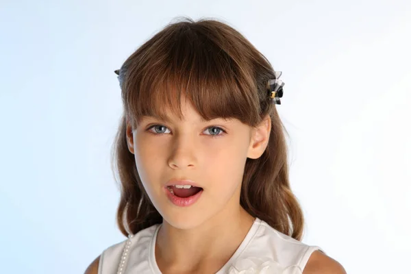 Närbild Porträtt Vacker Flicka Vit Blus Söt Attraktiva Lekfulla Barnet — Stockfoto