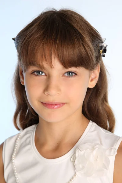 Retrato Close Uma Menina Bonita Uma Blusa Branca Encantadora Criança — Fotografia de Stock