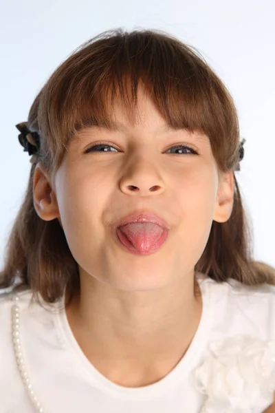 Retrato Cerca Una Hermosa Chica Con Una Blusa Blanca Lindo — Foto de Stock