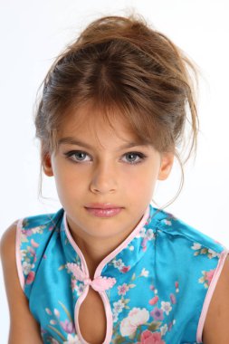 Yakın çekim portre bir Asya mavi elbiseli güzel bir kız. Genç çekici çocuk moda stil 9 yaşında.