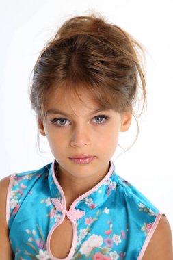 Yakın çekim portre bir Asya mavi elbiseli güzel bir kız. Genç çekici çocuk moda stil 9 yaşında.