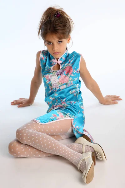 Menina Bonita Vestido Azul Asiático Está Sentado Fundo Branco Criança — Fotografia de Stock