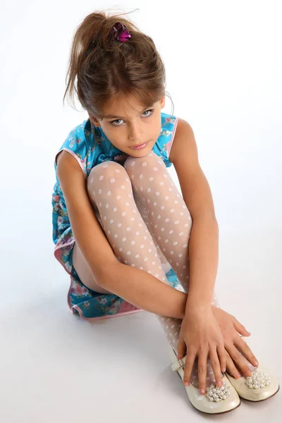 Schöne Mädchen Einem Asiatischen Blauen Kleid Sitzt Auf Weißem Hintergrund — Stockfoto