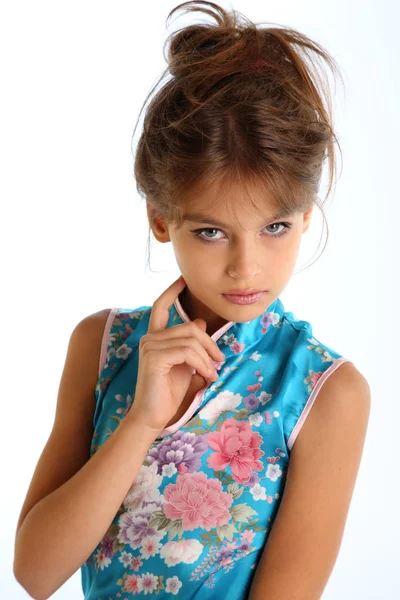 肖像与一个美丽的女孩在亚洲蓝色礼服的手 年轻有魅力的孩子9岁的时尚风格 — 图库照片