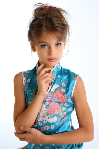 Retrato Com Mão Uma Menina Bonita Vestido Azul Asiático Criança — Fotografia de Stock