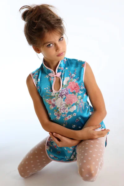 Schöne Mädchen Einem Asiatischen Blauen Kleid Sitzt Auf Weißem Hintergrund — Stockfoto