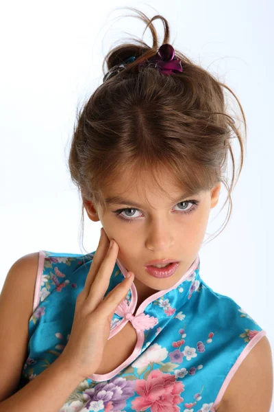 Yakın çekim portre bir Asya mavi elbiseli güzel bir kız. Genç çekici çocuk moda stil 9 yaşında.
