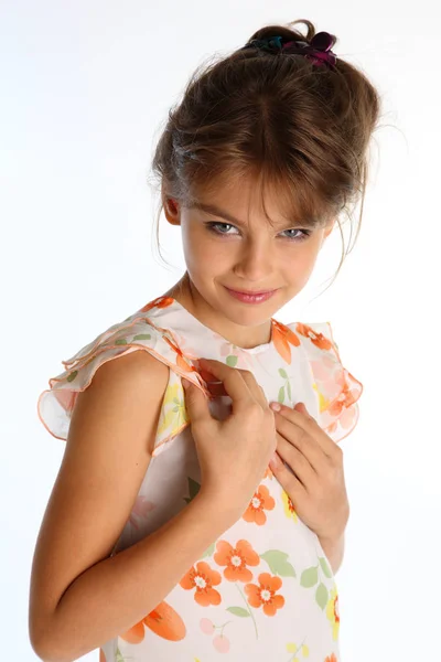 美丽的棕褐色的小女孩的肖像在一个明亮的夏季礼服白色背景 优雅迷人的儿童模特9岁时尚风格 — 图库照片