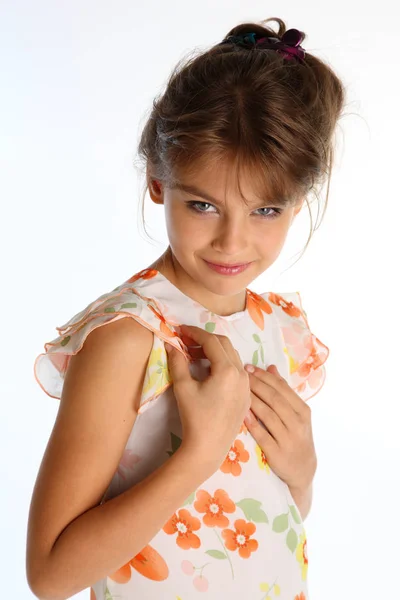 Retrato Hermosa Niña Bronceada Vestido Verano Brillante Sobre Fondo Blanco — Foto de Stock