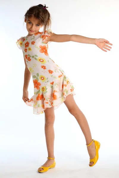 Menina Bronzeada Vestido Verão Brilhante Está Sobre Fundo Branco Criança — Fotografia de Stock