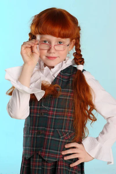 美しい赤毛の少女の肖像画は学校の制服を着て立っています かなり魅力的な子は手際よくガラスとポーズします カップル女子高生が 歳です — ストック写真