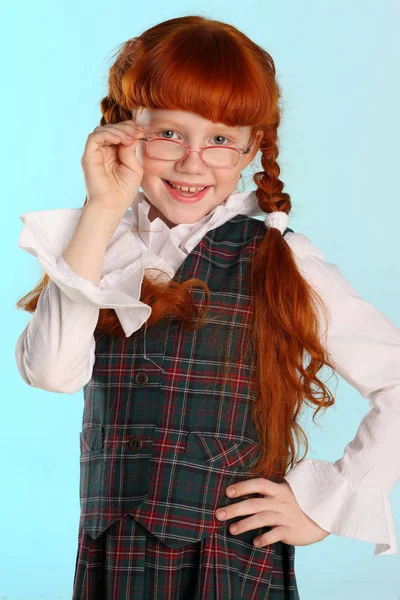 Retrato Bela Menina Ruiva Está Uniforme Escolar Bastante Atraente Criança — Fotografia de Stock