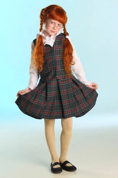 穿着校服的漂亮的小红头发女孩站在全长 优雅迷人的孩子与苗条的身体和苗条的腿在紧身裤 这个年轻的女学生8岁了 — 图库照片