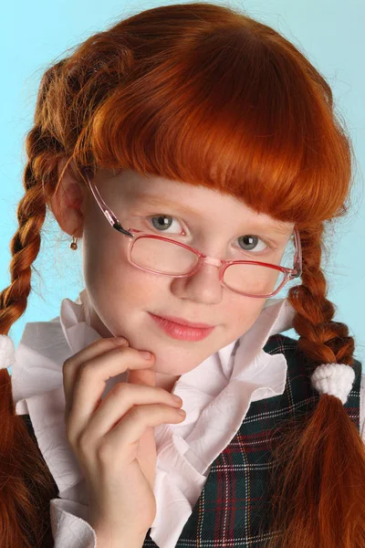 特写肖像的美丽的小红头发的女孩在校服 很有魅力的孩子在艺术上摆出眼镜 这个年轻的女学生8岁了 — 图库照片