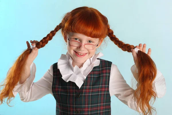 美しい赤毛の少女の肖像画は学校の制服を着て立っています かなり魅力的な子は手際よくガラスとポーズします カップル女子高生が 歳です — ストック写真