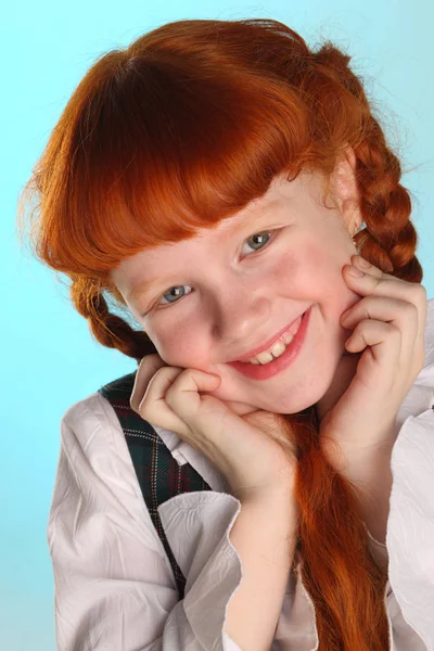 学校の制服を着た美しい幸せ少し赤毛の女の子の肖像画 かなり魅力的な子は手際よくポーズします カップル女子高生が 歳です — ストック写真