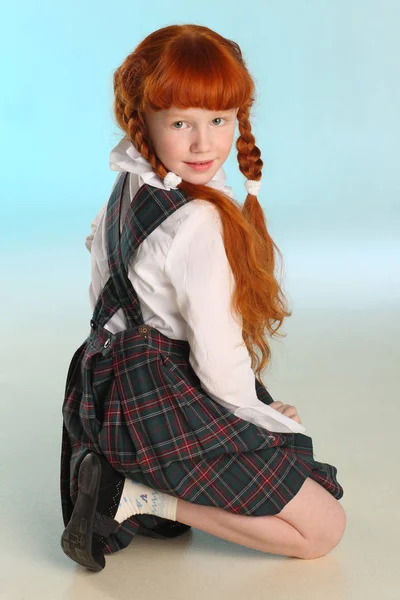 Menina Ruiva Bonita Uniforme Escolar Posando Agachamento Criança Atraente Alegre — Fotografia de Stock