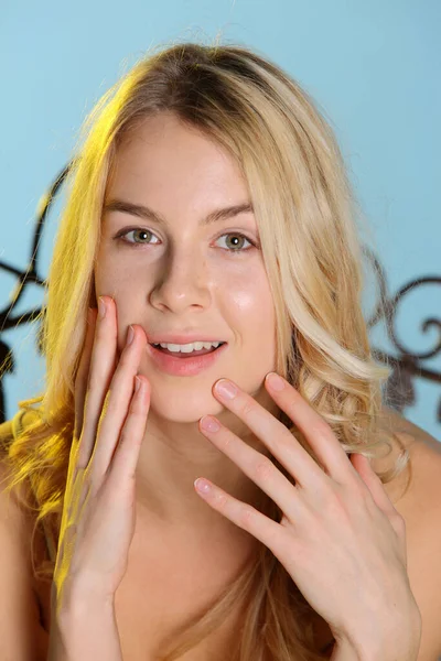 Pretty Girl Posing Camera Studio Bench — Stock Photo, Image