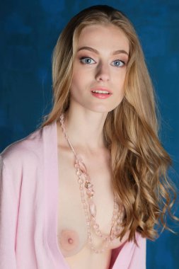 Işık stüdyosunda poz veren güzel çıplak genç bir kadın. 