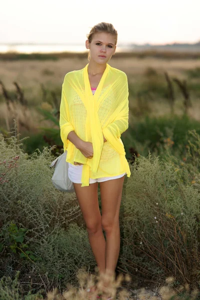 Krásná Žena Žlutým Šifonem Šátek Pózování Venku — Stock fotografie