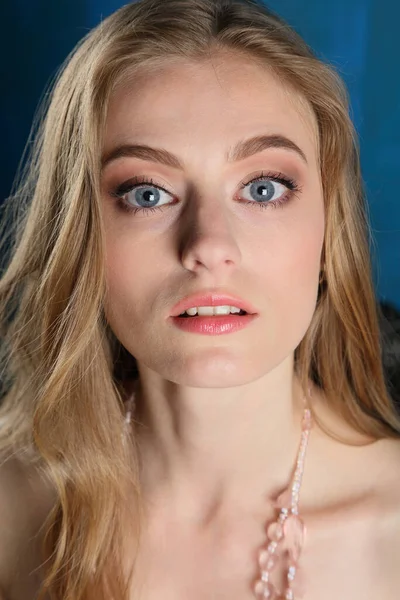 Retrato Hermosa Mujer Rubia Con Ojos Azules — Foto de Stock