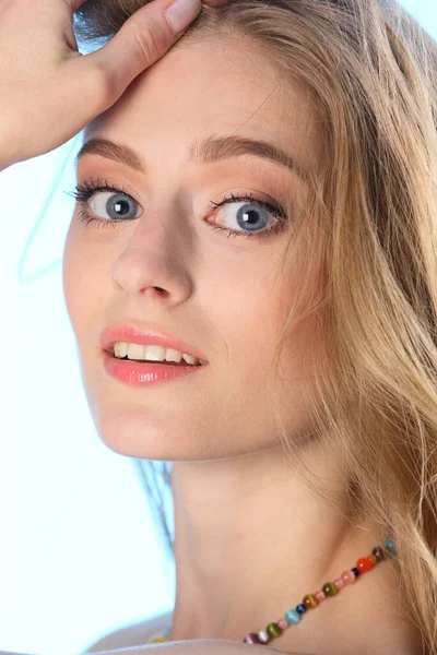 Porträtt Vacker Blond Kvinna Med Blå Ögon — Stockfoto